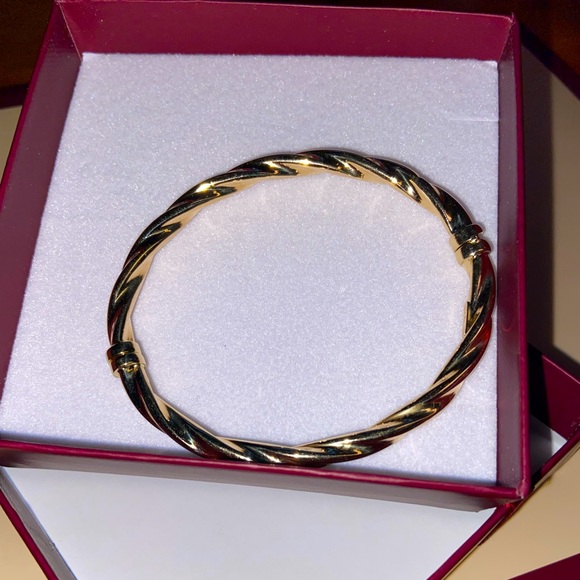 Beautiful very new snap on bracelet 10k gold